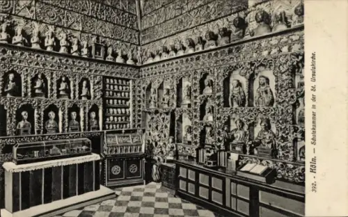 Ak Köln am Rhein, Schatzkammer, St. Ursulakirche,  viele Statuen, kunstvolle Wandverzierungen