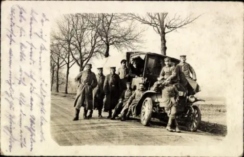 Foto Ak Deutsche Soldaten in Uniform, Gruppenbild mit einem Armeefahrzeug, Automobil