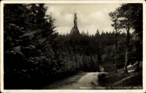 Ak Detmold am Teutoburger Wald, Hermann-Denkmal,  Statue, Waldlandschaft