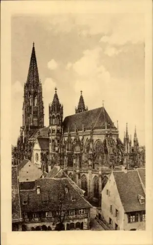Ak Freiburg im Breisgau,  Münster, gotische Architektur, hohe Türme,  Gebäude
