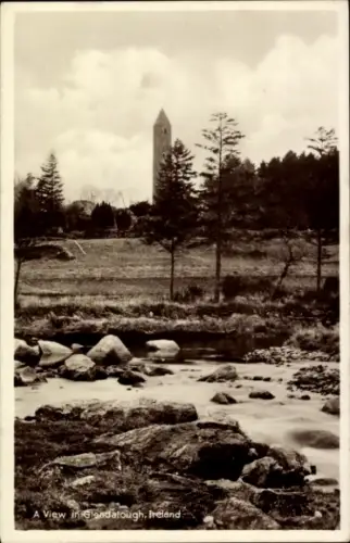 Ak Glendalough Co. Wicklow Irland, Uferblick, Bach, Turm