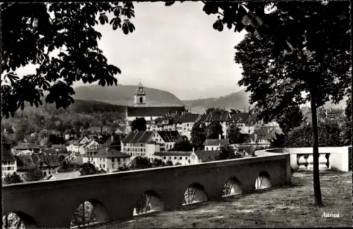 Ak Aarau Kanton Aargau, Stadtansicht von  Uhrturm, Häuser, Bäume
