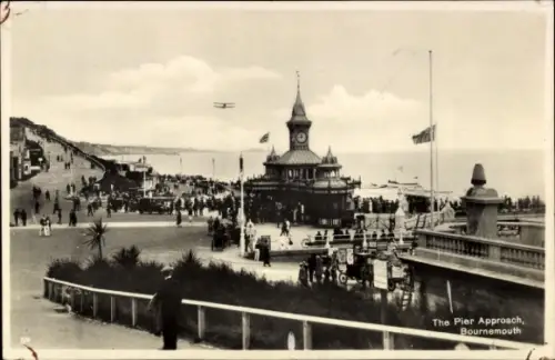 Ak Bournemouth Dorset England, Bilder vom Pier, Menschenmenge, Uhrturm, Strand, Flugzeug