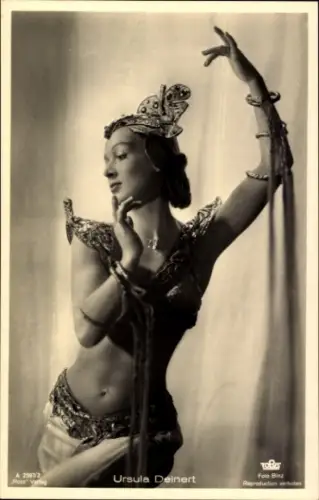 Ak Schauspielerin Ursula Deinert, Portrait, Bauchfrei