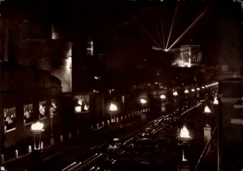 Ak Roma Rom Lazio, Nachtaufnahme von  Via dell'Impero, Straßenbeleuchtung, Autos, Lichtstrahlen