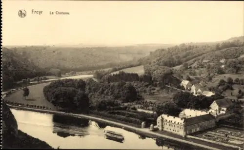 Ak Freyr Hastière Wallonien Namur, Flusslandschaft, Schloss, Bäume, Hügel, Boot