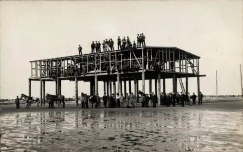Foto Ak Wangerooge, Richtfest bei Tamlingshöh? 1915, Männer der Ostwache im Gebälk, Zimmerleute