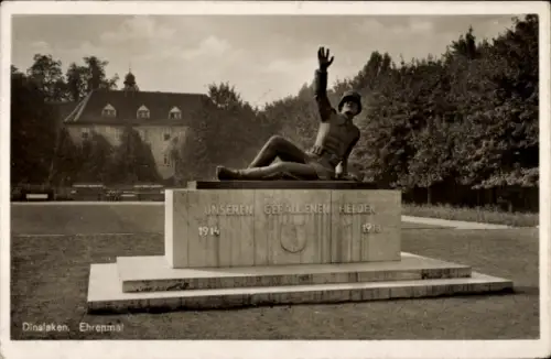 Ak Dinslaken am Niederrhein, Ehrenmal, Soldat mit erhobener Hand, Inschrift: UNSEREN GEFALLENEN H