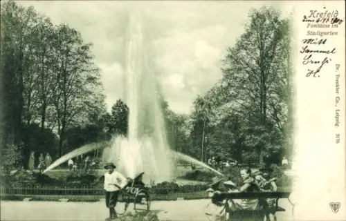 Ak Krefeld am Niederrhein, Fontäne im Stadtgarten,  Menschen, Bäume, 1900er Jahre