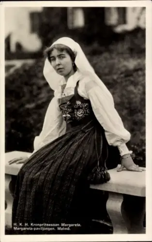 Ak Kronprinzessin Margareta von Schweden, Portrait in Tracht
