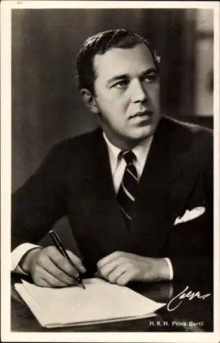 Ak H.K.H. Prinz Bertil, Portrait beim Schreiben