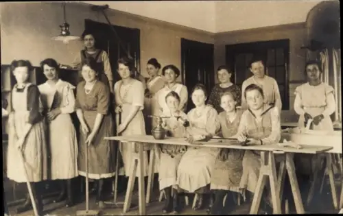 Foto Ak Hamburg, Haushaltungsseminar, Frauen, Gruppenbild, Besen