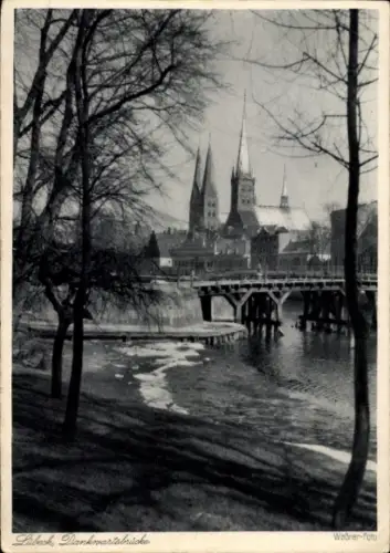 Ak Hansestadt Lübeck,  Dankwartabracke, Wasser, Bäume, Schwarz-Weiß-Foto