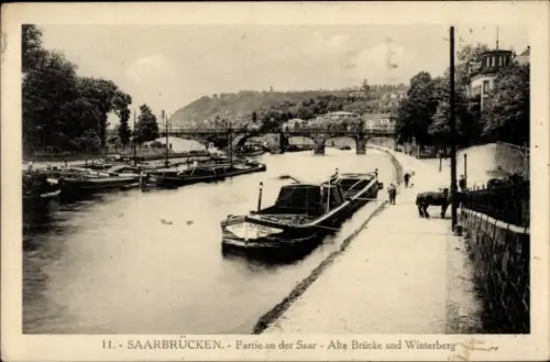 Ak Saarbrücken im Saarland,  Partie an der Saar, Alte Brücke, Winterberg
