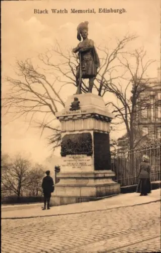 Ak Edinburgh Schottland, Black Watch Memorial,  Statue, Menschen, Bäume