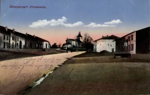 Ak Remoncourt Lothringen Vosges,  Frankreich, Landschaft, Kirche, Häuser, Straße