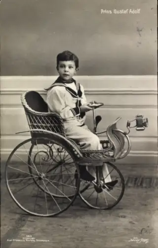 Ak Prinz Gustaf Adolf von Schweden in einem Dreirad