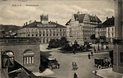 Ak Ulm an der Donau, Bahnhofplatz,   Gebäude, Autos, Menschen