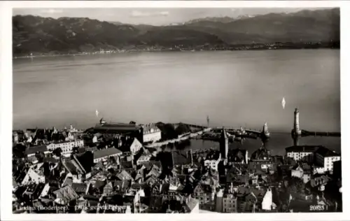 Ak Lindau am Bodensee Schwaben, Lindau am Bodensee, Blick auf die Stadt, Wasser, Berge im Hinterg