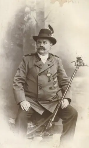 Foto Ak Porträt eines Mannes, Hut mit Feder, Mantel