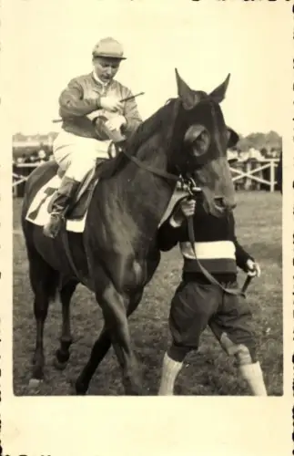 Foto Ak Pferderennsport, Jockey zu Pferde