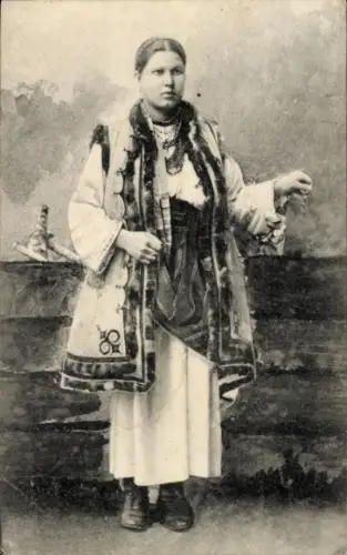 Ak Frau in ukrainischer? Tracht, Porträt