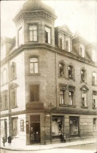 Foto Ak Eckgebäude, Geschäft, Anwohner