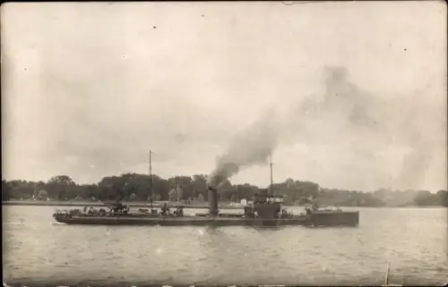 Foto Ak Dampfschiff auf dem Wasser, in Ufernähe