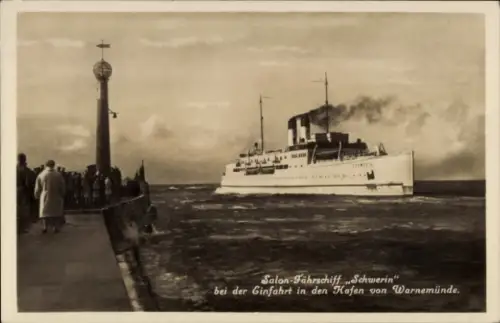 Ak Ostseebad Warnemünde Rostock, Salon-Fährschiff Schwerin bei der Einfahrt in den Hafen