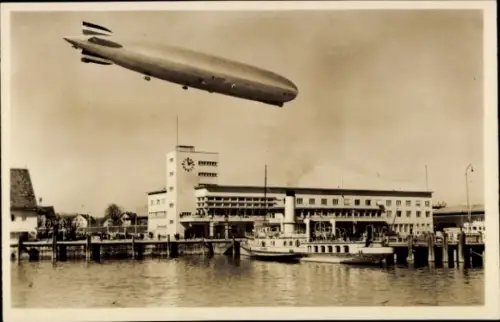Ak Friedrichshafen am Bodensee, Graf Zeppelin über dem Hafenbahnhof