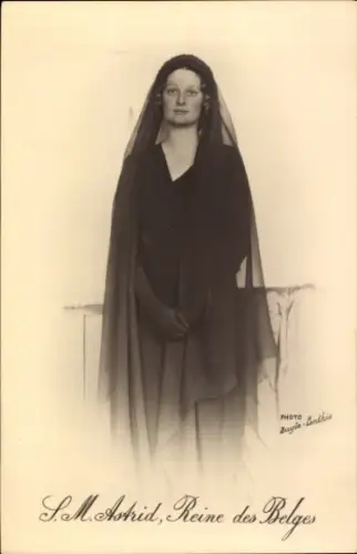 Ak S. M. Astrid, Reine des Belges, Astrid von Schweden in schwarzem Kleid
