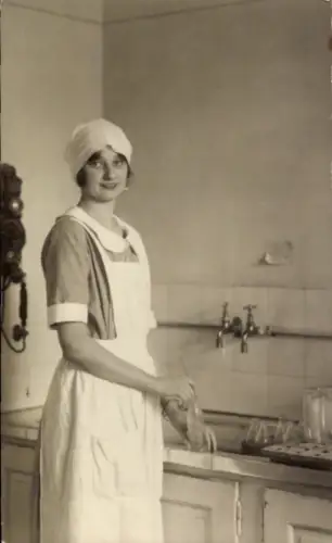 Ak Astrid von Schweden, Königin von Belgien, Portrait in der Küche