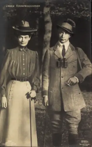 Ak Kronprinz Wilhelm von Preußen, Kronprinzessin Cecilie von Preußen, Jagd, Zigarette, Fernglas