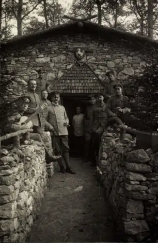 Foto Ak Westfälische Soldaten in Uniform, aus Stein gebauter Unterstand, Kriegsschauplatz 1. WK