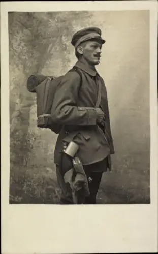 Foto Ak deutscher Soldat in Uniform, Standportrait mit Marschgepäck