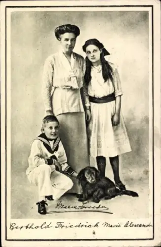 Ak Berthold Friedrich, Marie Alexandra, Marie Luise von Baden, Dackel, Rotes Kreuz