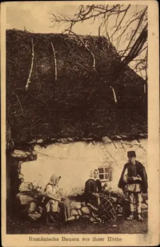 Ak Rumänien, Rumänische Bauern vor ihrer Hütte, I. WK