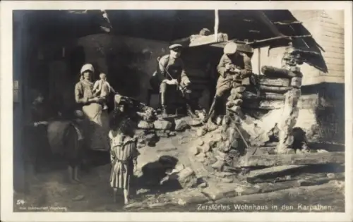 Ak Zerstörtes Wohnhaus in den Karpathen, Deutsches Militär, I. WK