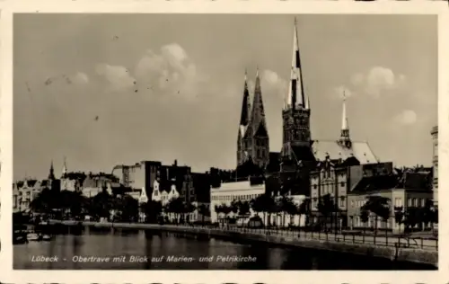 Ak Hansestadt Lübeck,  Obertrave, Blick auf Marien- und Petrikirche, Wasser, Stadtansicht