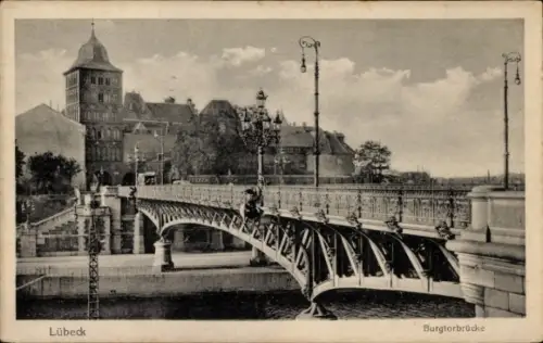 Ak Hansestadt Lübeck,  Burgtorbrücke,  Brücke, schwarz-weiß Bild