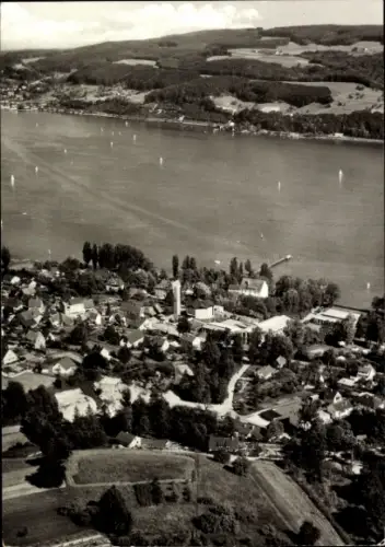 Ak Gaienhofen am Bodensee, Luftaufnahme eines Ortes am Bodensee, Wasser, Boote, Bäume, Häuser