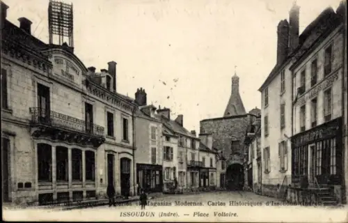 Ak Issoudun Indre, Vorderseite zeigt eine Straße, Gebäude, Platz Voltaire,  