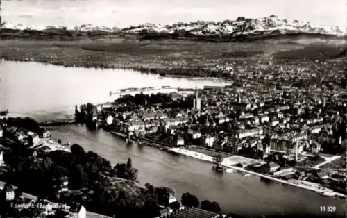 Ak Konstanz am Bodensee, Luftaufnahme von  Bodensee, Berge im Hintergrund, Stadtansicht