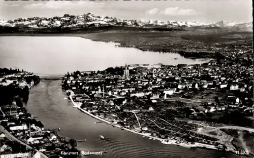 Ak Konstanz am Bodensee, Luftaufnahme von  Bodensee, Berge im Hintergrund, Fluss, Stadtansicht