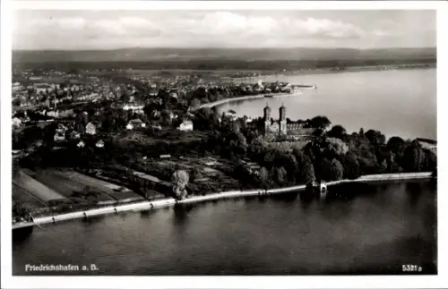 Ak Friedrichshafen am Bodensee, Luftaufnahme von  Bodensee, Stadtansicht, Wasser, Bäume