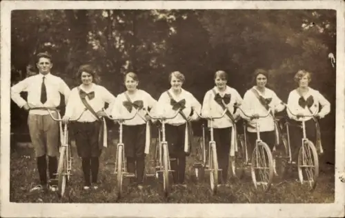 Foto Ak Gruppe mit Fahrrädern, Josef Reichard v. Seehof, Fanny Schäfler, Bertha Kraushofer Anna Beck