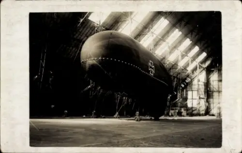 Foto Ak Luftschiff Graf Zeppelin, Zeppelinhalle