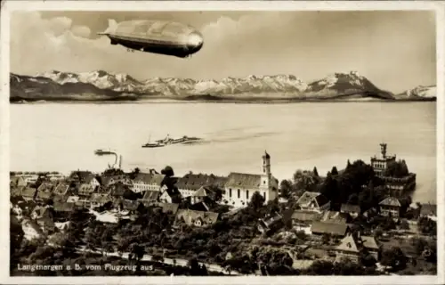 Ak Langenargen am Bodensee, Luftaufnahme von  Zeppelin, Berge im Hintergrund