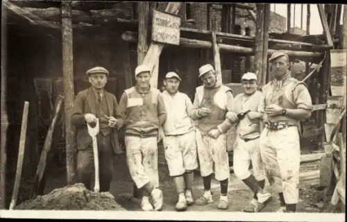 Foto Ak Menschengruppe, Männer, Arbeiter, Spaten