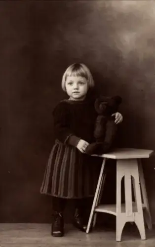 Foto Ak Mädchen mit Teddy, Portrait